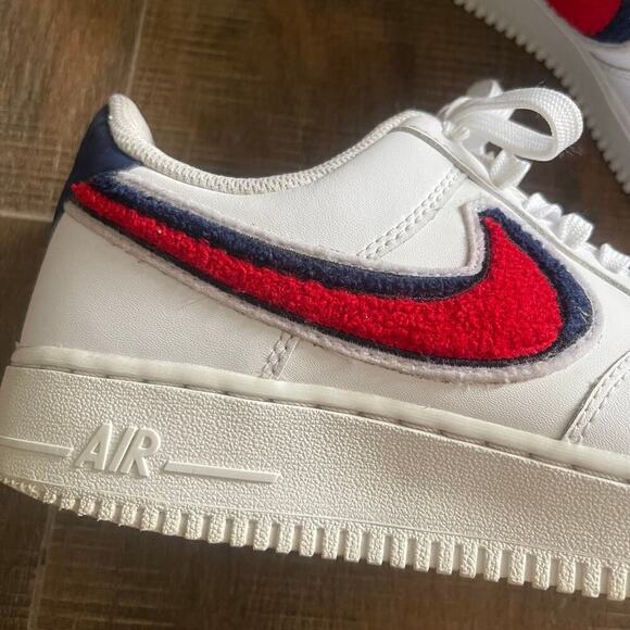Nike Air Force 1 07' LV8 Chenille Swoosh 823511-106 White /Red/Blue Men's Size 8 - Picture 4 of 10